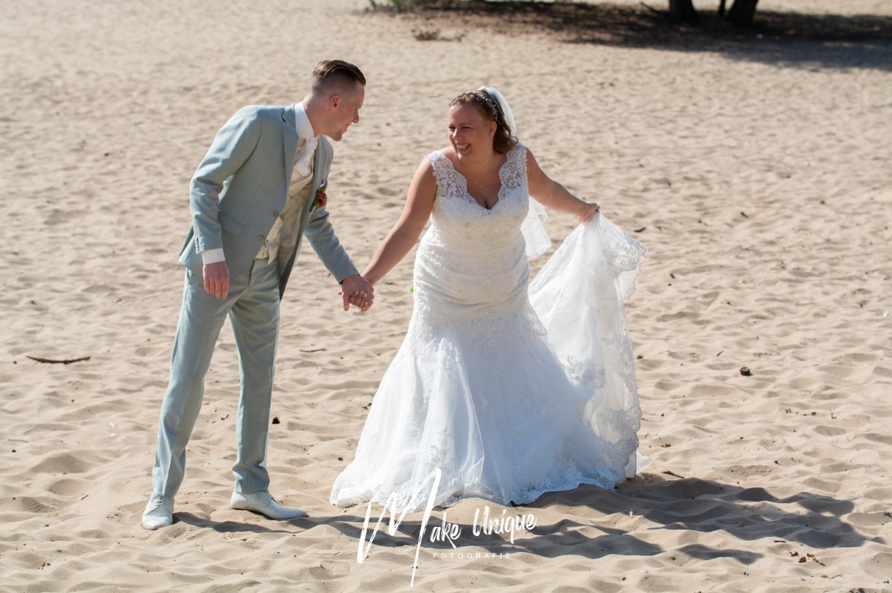 foto trouwjurk op het zand janet